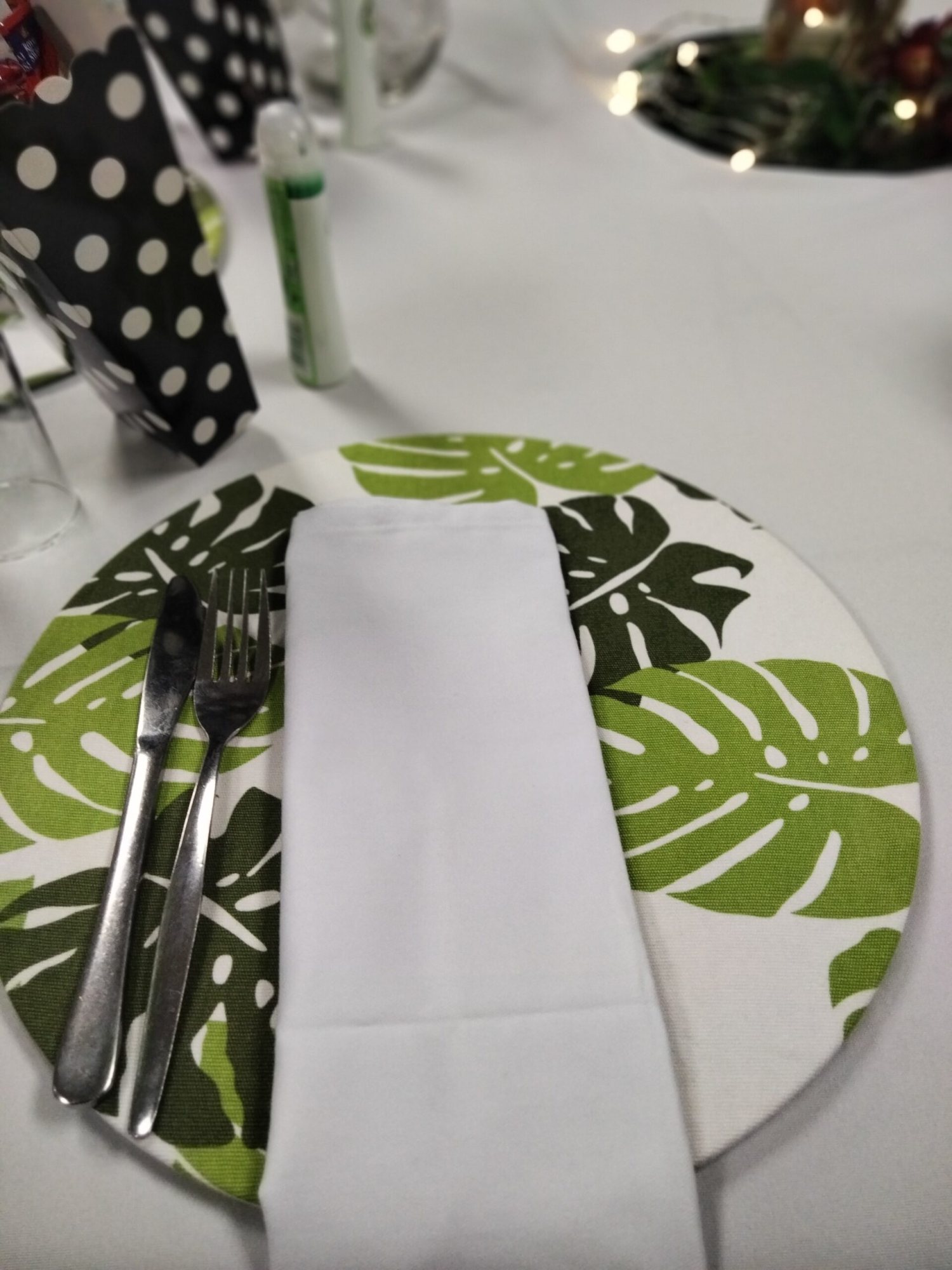 Charger plate with leaf design and silverware set