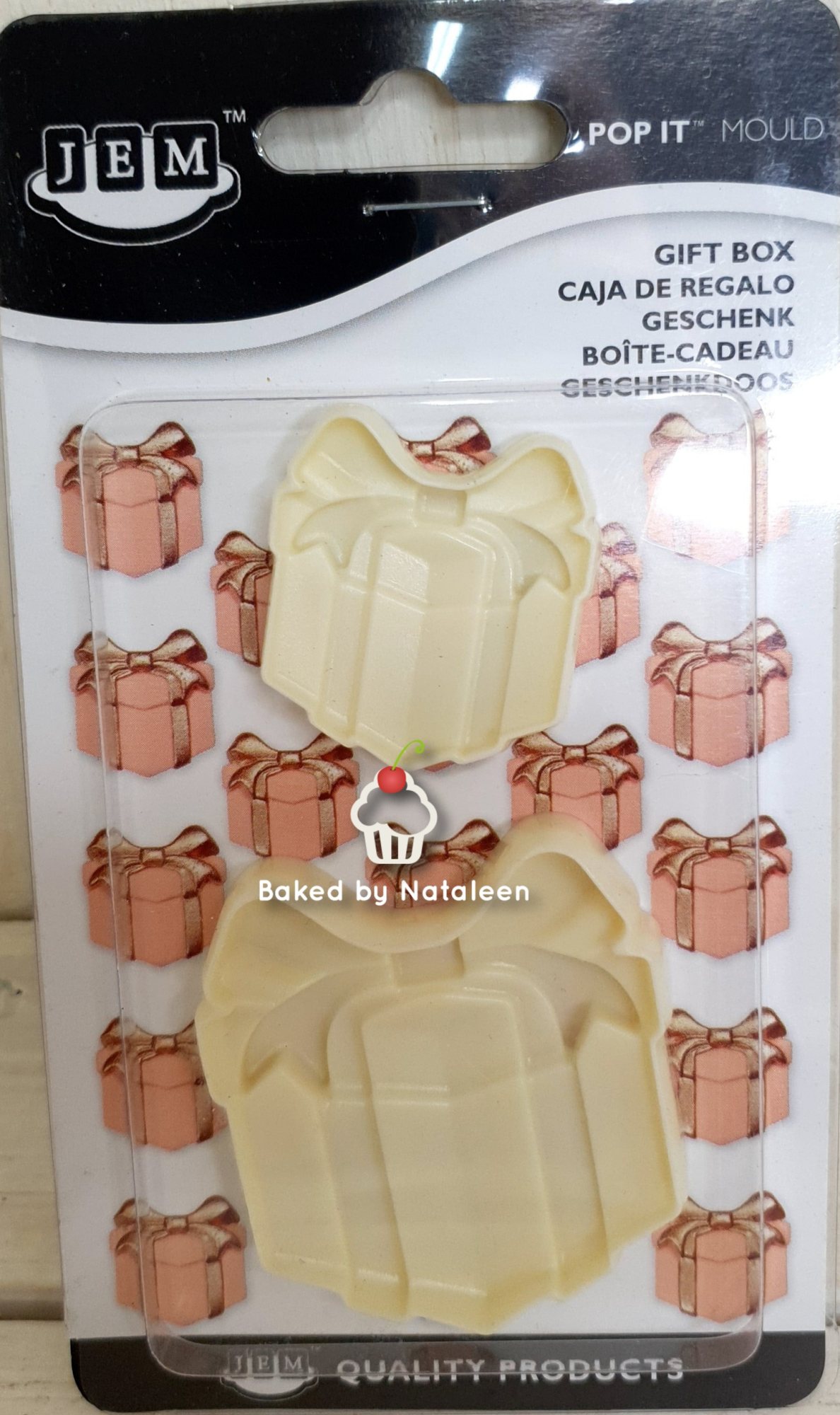 Gift box cake mould for baking decorations.