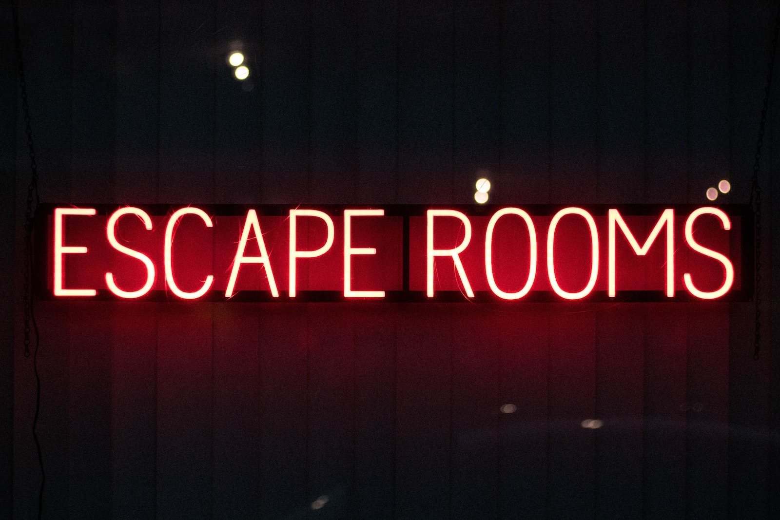 Neon sign reading 'ESCAPE ROOMS' in red