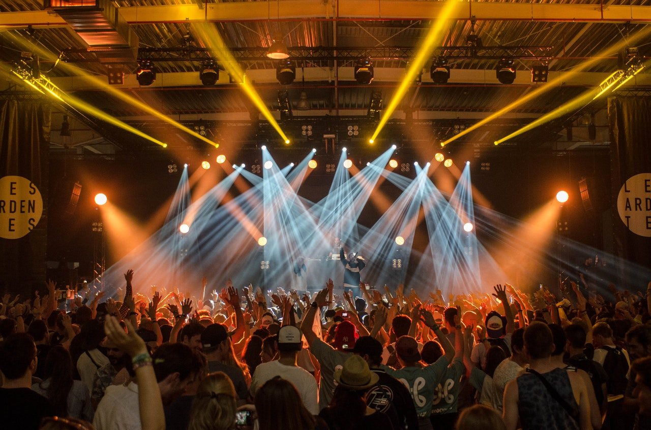 Dynamic stage lighting at a live event