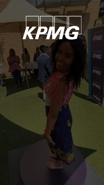 Person using a 360 photo booth